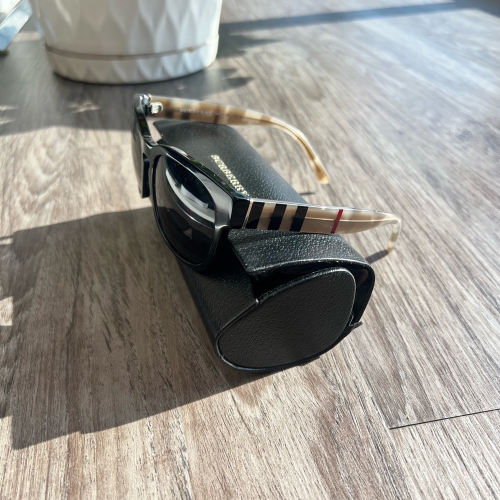 Burbarry Sunglasses - Picture 2 of 6